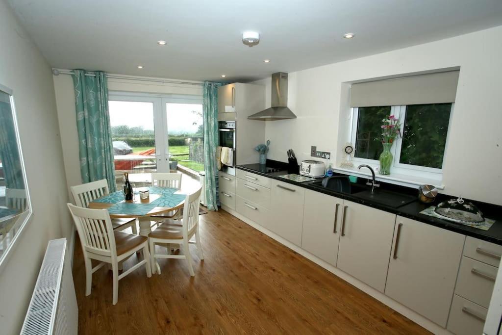 Lovely Two Bedroom Bungalow With Hot Tub Yeovil Zewnętrze zdjęcie
