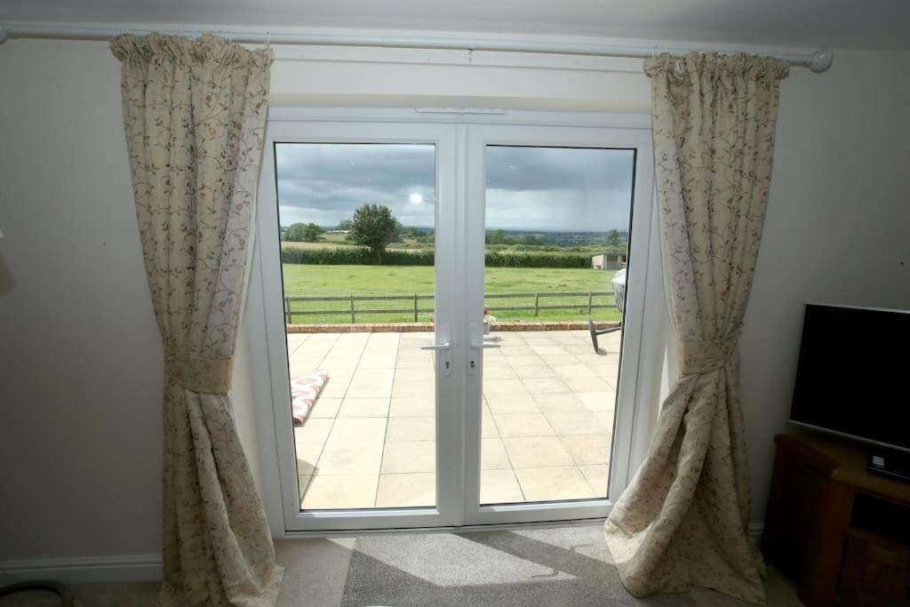 Lovely Two Bedroom Bungalow With Hot Tub Yeovil Zewnętrze zdjęcie