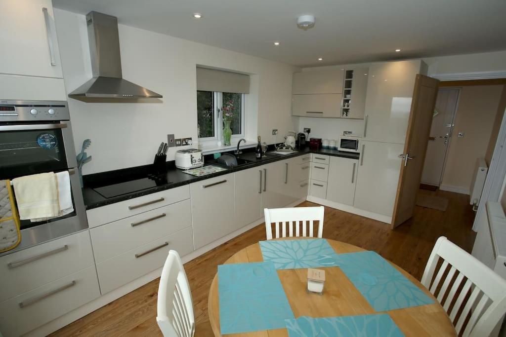 Lovely Two Bedroom Bungalow With Hot Tub Yeovil Zewnętrze zdjęcie